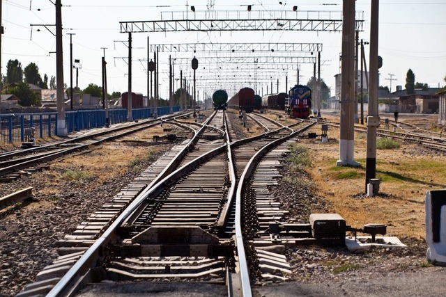 На железнодорожных путях в Бишкеке женщина задумалась и попала под тепловоз