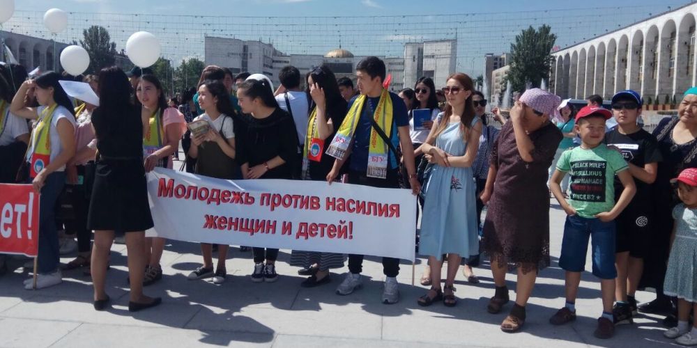 На площади Ала-Тоо в Бишкеке молодежь собралась на акцию против ала качуу и ранних браков