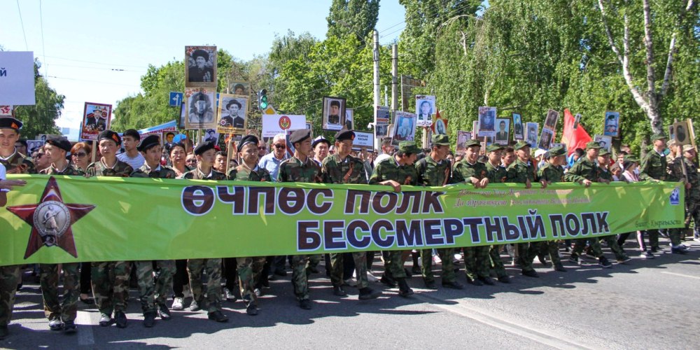 Бишкектеги «Өлбөс полктун» жүрүшүнөн фоторепортаж