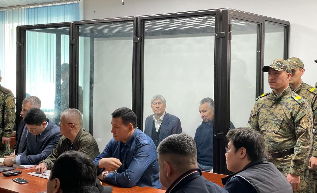 В Первомайском районном суде Бишкека проходит процесс по делу об октябрьских событиях