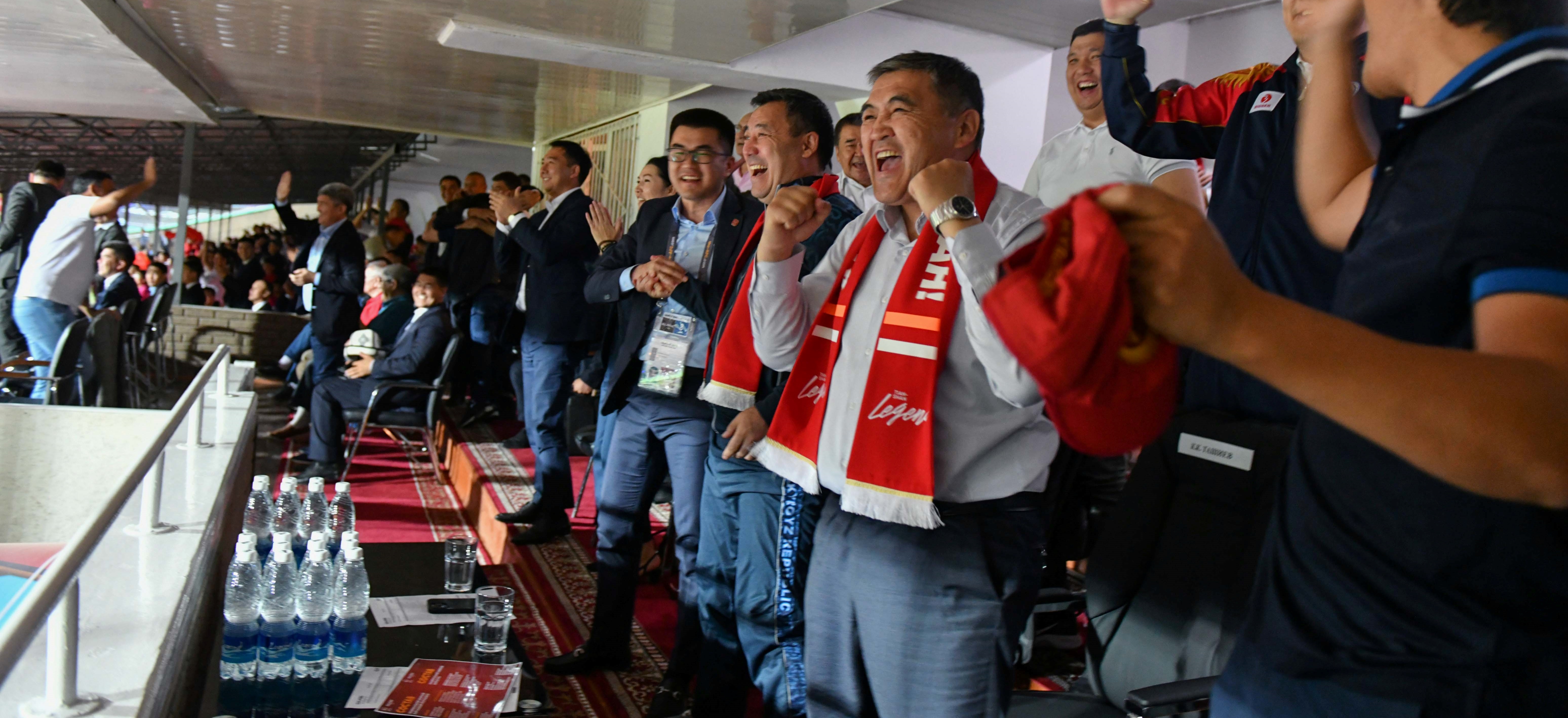 Как Садыр Жапаров и Камчыбек Ташиев поддерживали сборную Кыргызстана по футболу на трибунах (фото)