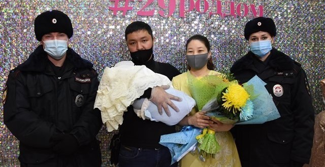 Кыргызстанку, родившую в метро, и ее ребенка выписали из роддома 