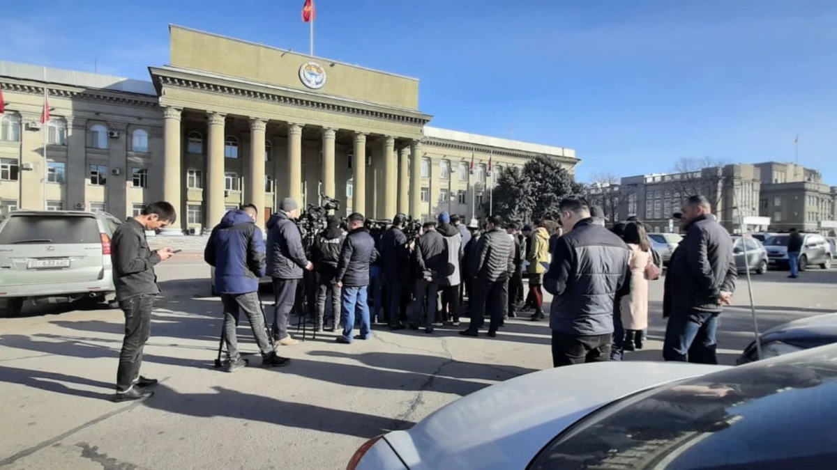 Глава правительства ответил митингующим жителям Баткенской области (видео)