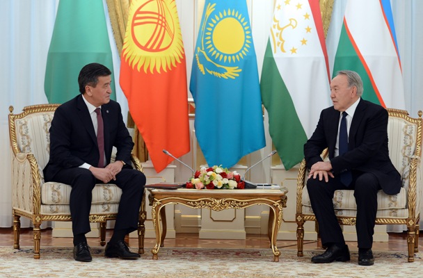 Президент Сооронбай Жээнбеков саммит алкагында  Нурсултан  Назарбаев менен жолугушту