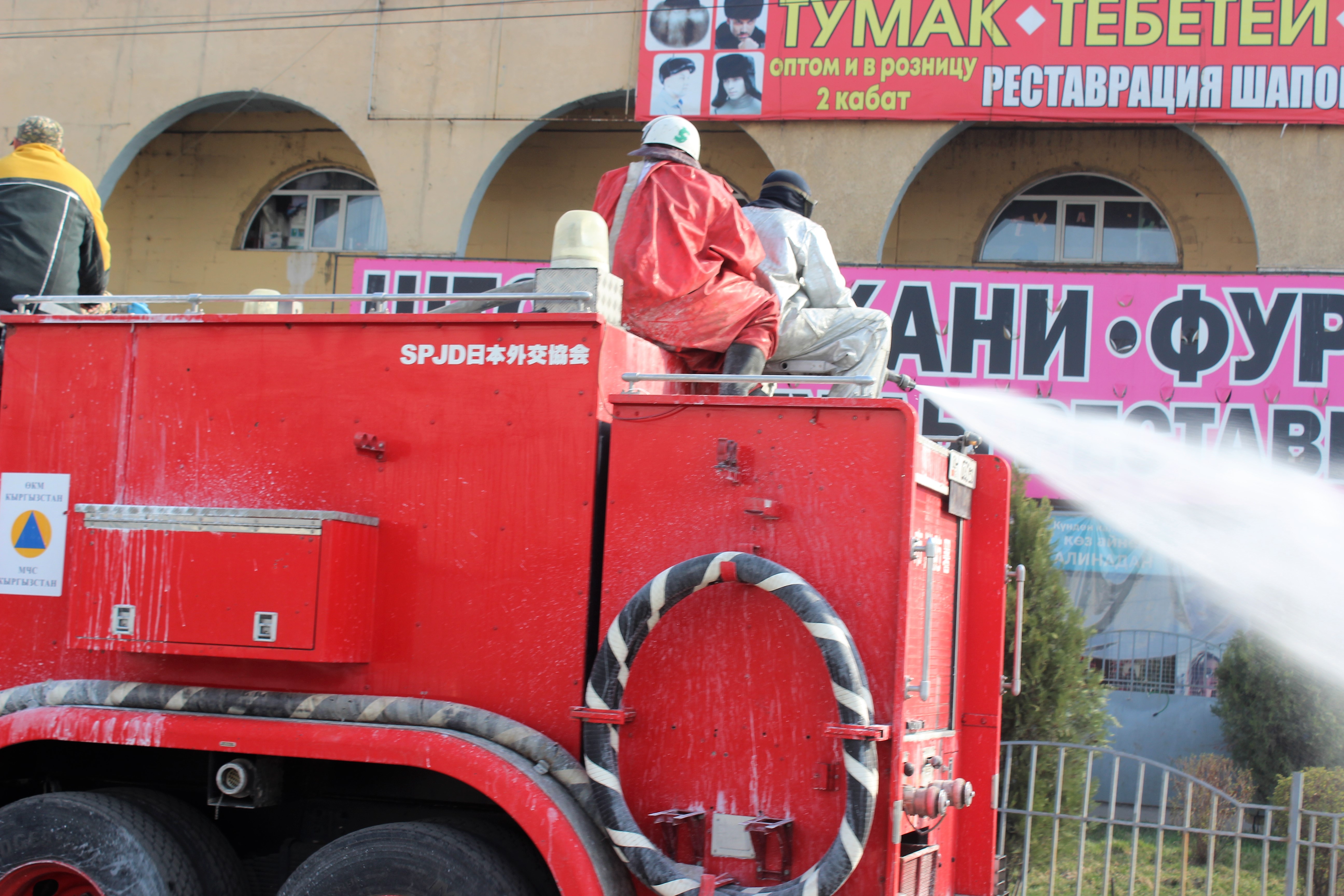 Как в Бишкеке проводят дезинфекцию рынков (фото)
