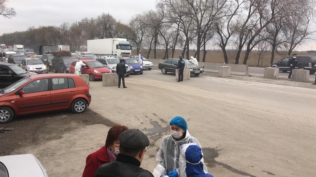 На въездах и выездах из Бишкека убрали все санитарно-контрольные посты
