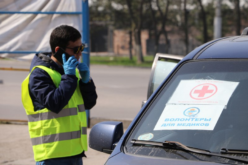 На благо страны и отечества! Как волонтеры Бишкека помогают медикам (фоторепортаж)