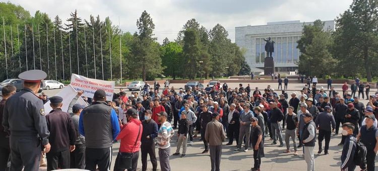 На Старой площади проходит митинг по ситуации на кыргызско-таджикской границе