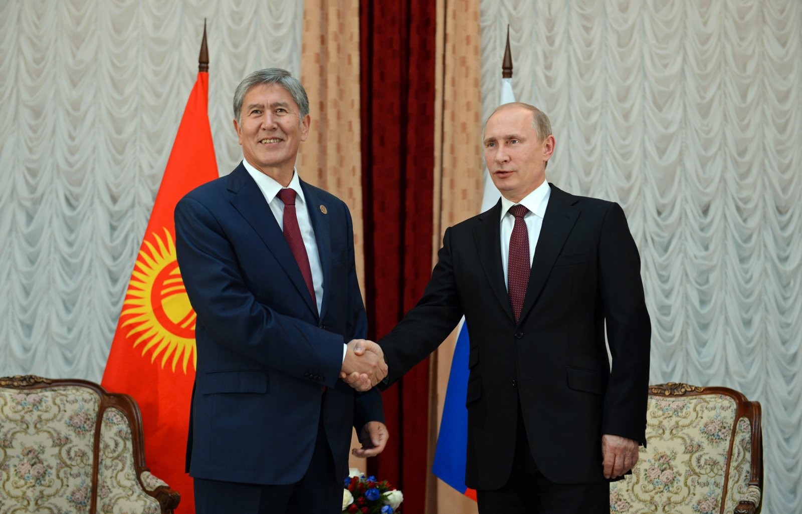 Владимир Путин Кыргызстандын экс-президенти Алмазбек Атамбаевди Жаңы жылы менен куттуктады