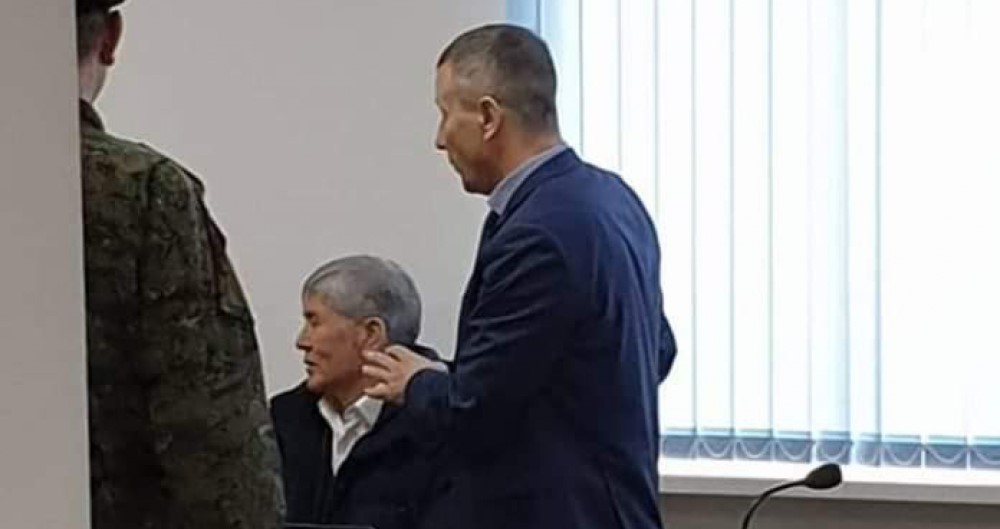 Сегодня в суд должны были доставить Алмазбека Атамбаева, но заседание решили отложить
