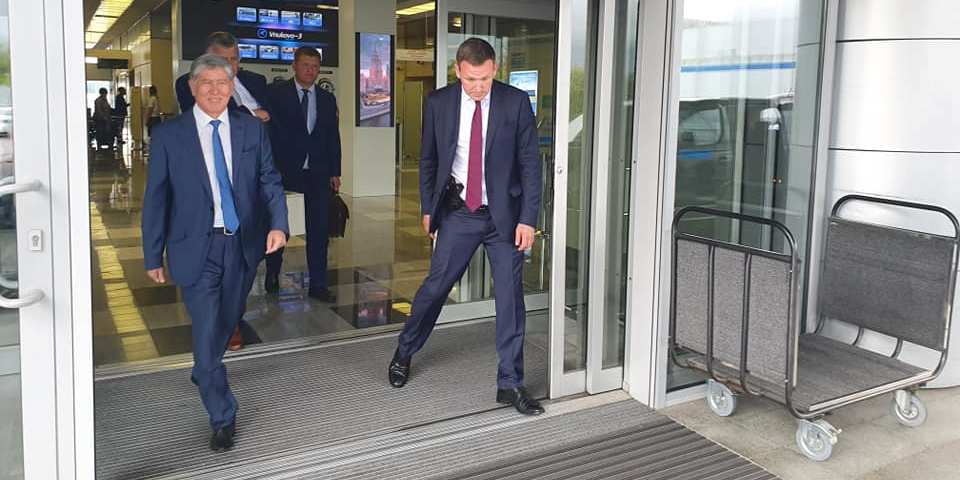 Алмазбек Атамбаев и делегация направляются в Кремль