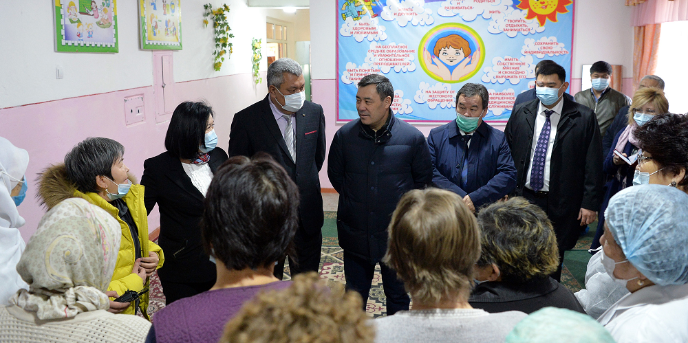 Садыр Жапаров навестил детей, возвращенных из Ирака