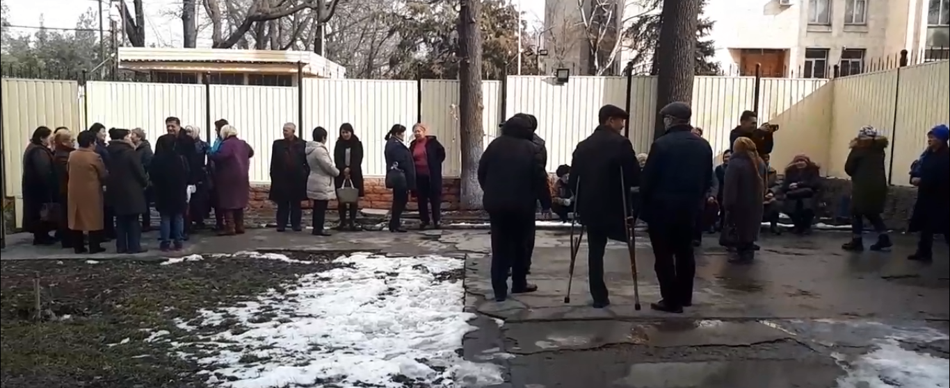 Возле здания ГКНБ собрались сторонники Алмазбека Атамбаева (видео)