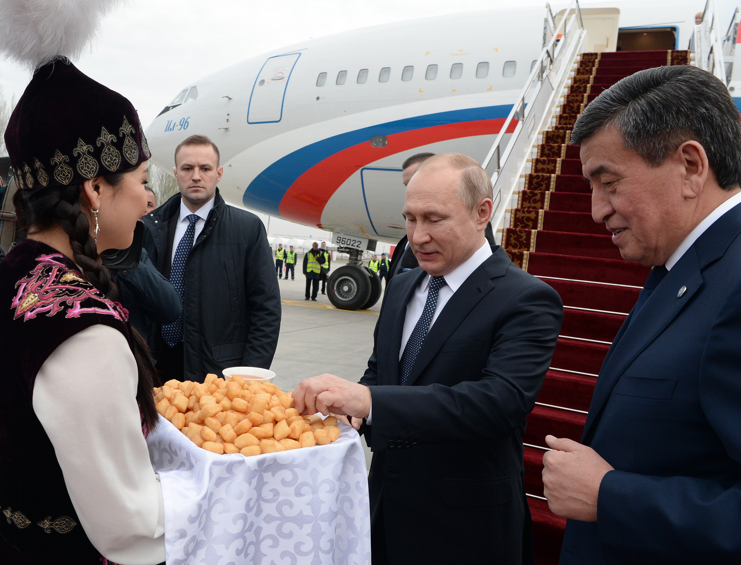 Владимир Путин мамлекеттик иш сапар менен Кыргызстанга келди
