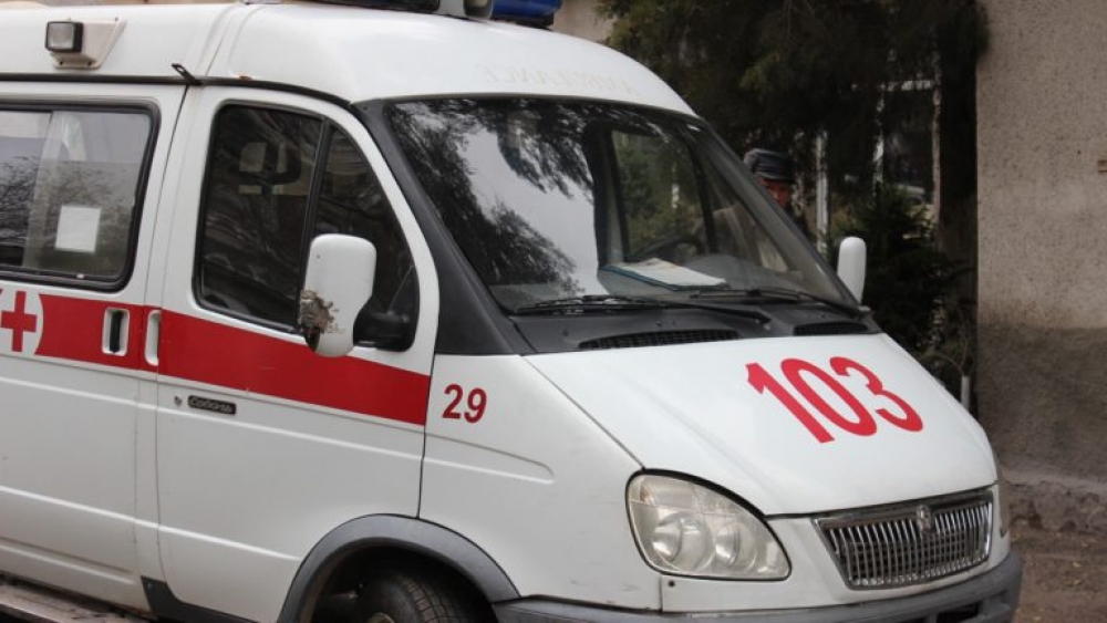 В ходе столкновений в центре Бишкека разбиты две машины скорой помощи