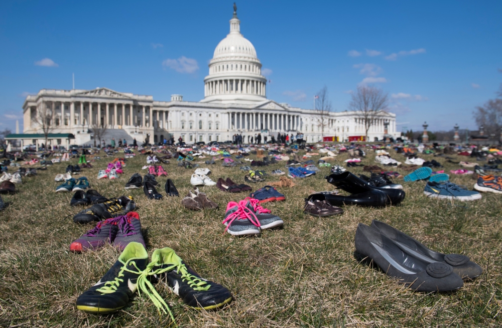 7000 пар детской обуви выложили у здания парламента США