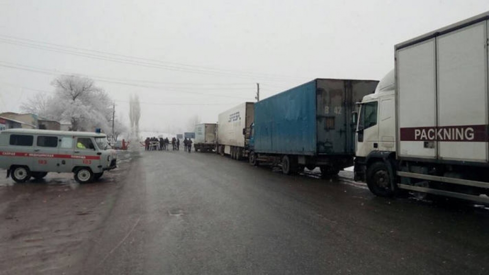 На автодороге Бишкек - Ош до 30 марта введены ограничения на проезд