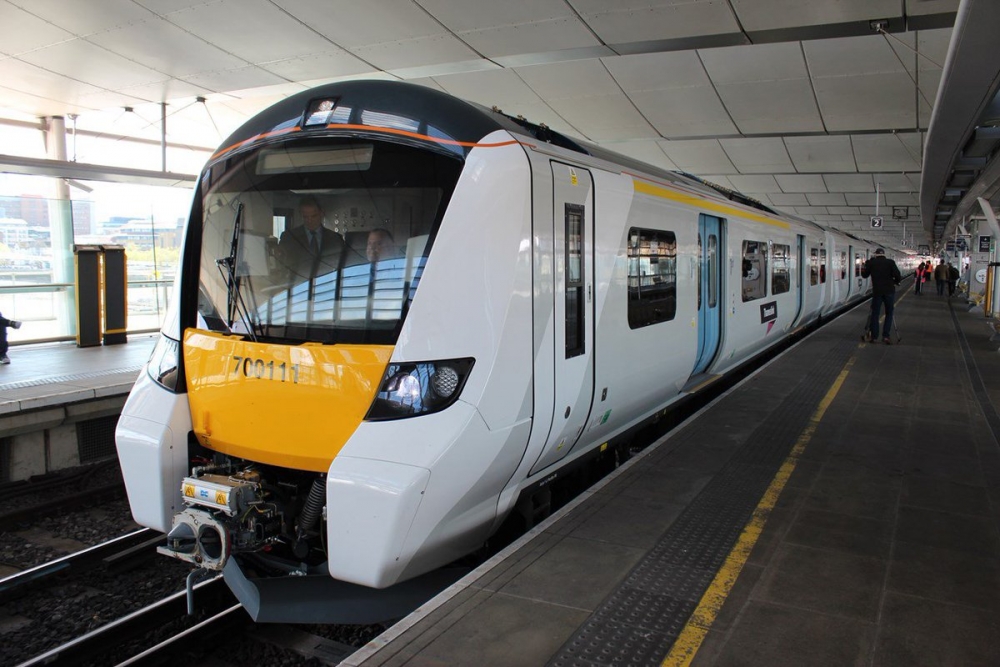 В Великобритании запустили первый беспилотный пассажирский поезд