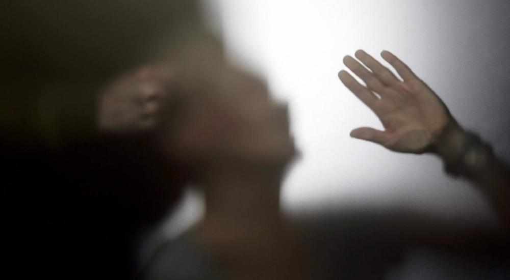 Изменения в УК КР: Подозреваемого в семейном насилии будут задерживать на срок до 48 часов