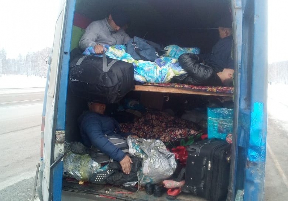 В России оштрафован водитель, перевозивший в фургоне мигрантов из Кыргызстана
