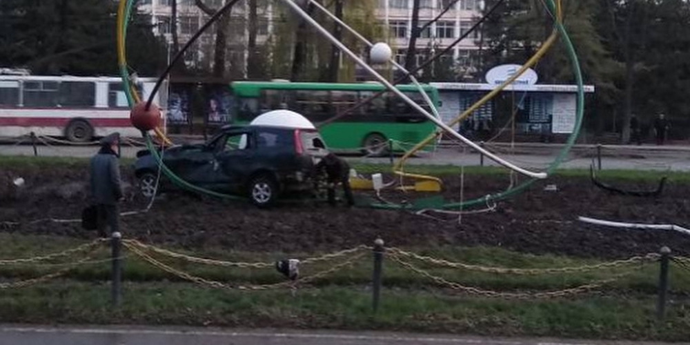Снесенную автомашиной «Планетарную модель атома» в Бишкеке уже восстанавливают