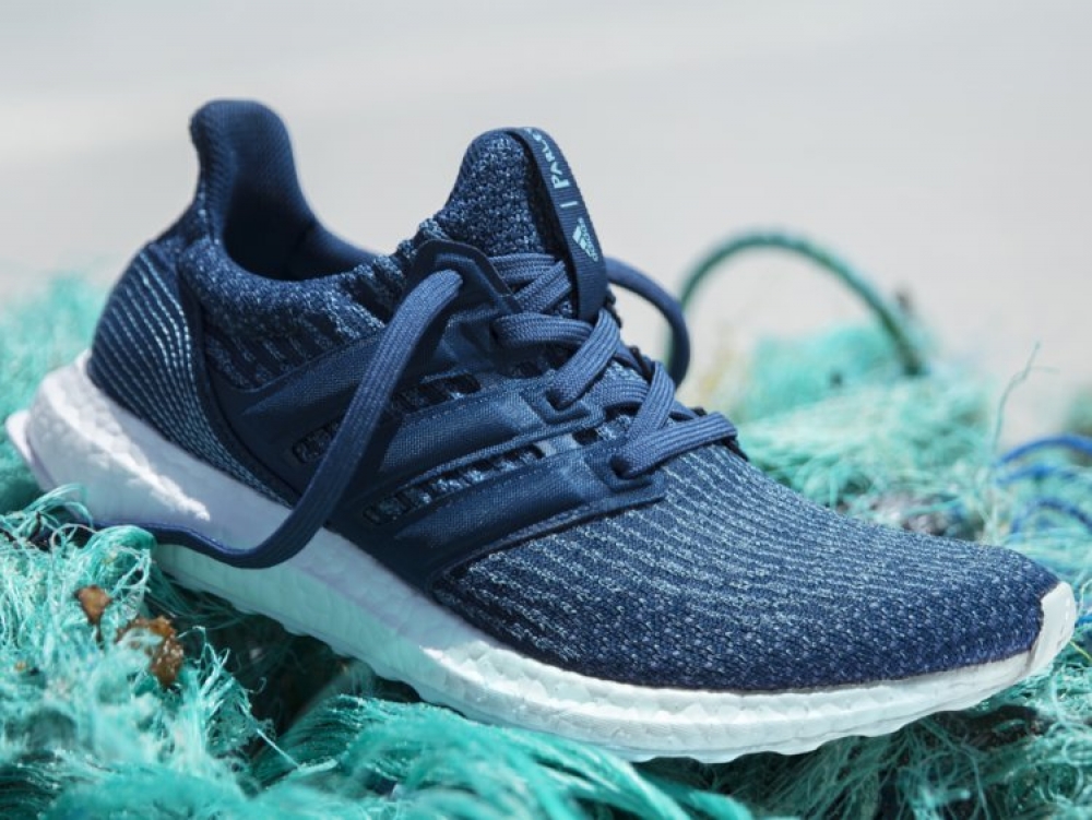 Adidas продал миллион пар кроссовок, произведенных из океанского пластика