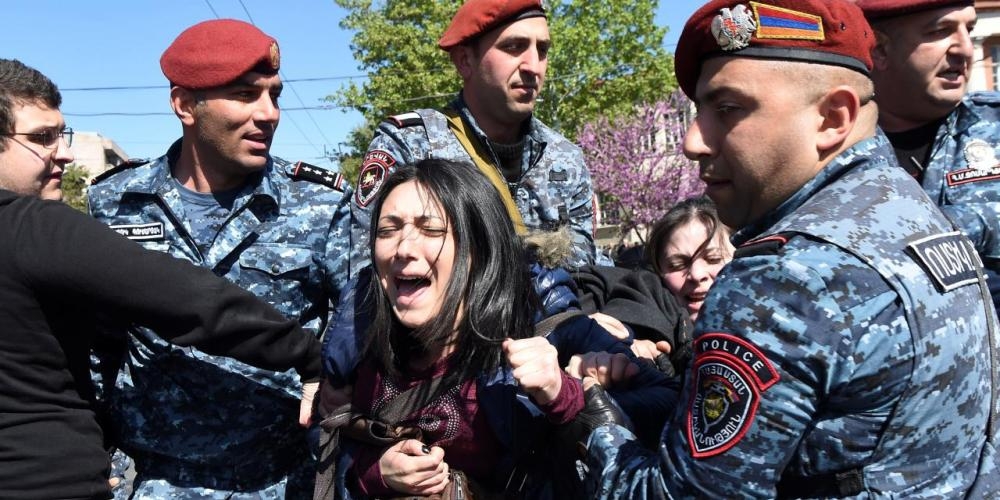 О задержании полицией десятков протестующих заявляет оппозиция Армении