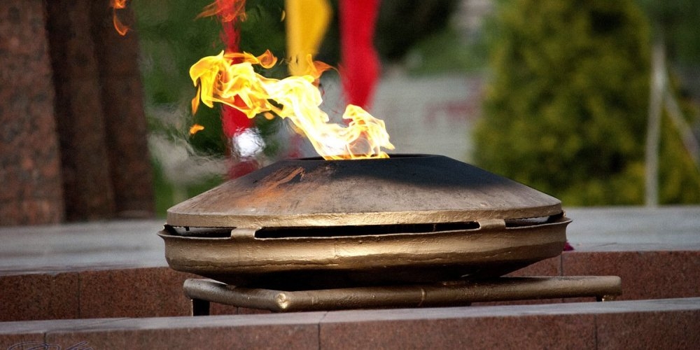 Погасший Вечный огонь на площади Победы в Бишкеке снова зажжен