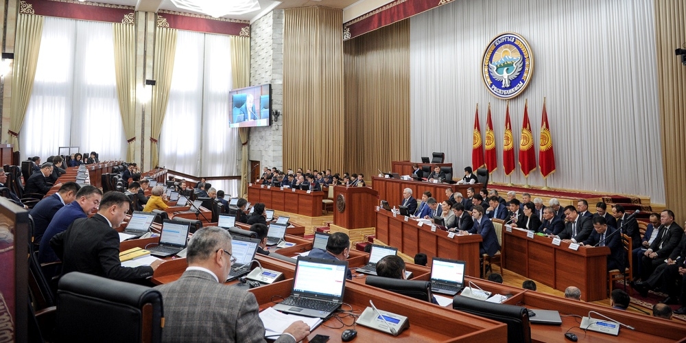 Исхак Масалиев: Депутаты Жогорку Кенеша получат по 200-300 тысяч сомов отпускных