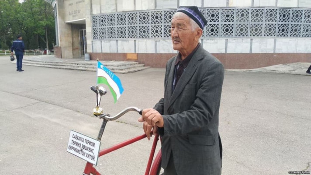 Аксакал из Узбекистана осуществляет мечту - доехать на велосипеде до Кыргызстана