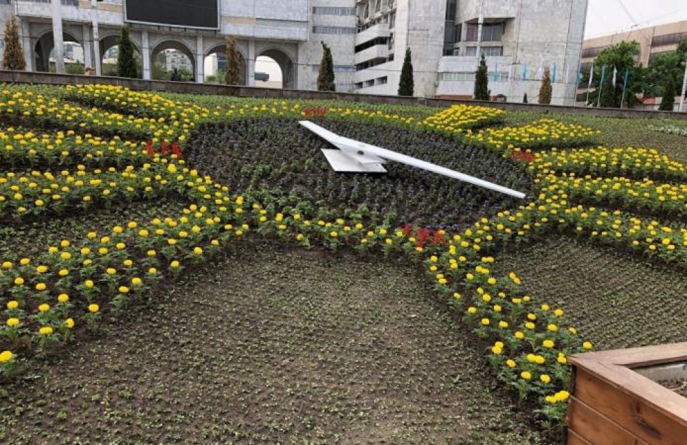 Площадь Ала-Тоо в столице украсили цветочные часы