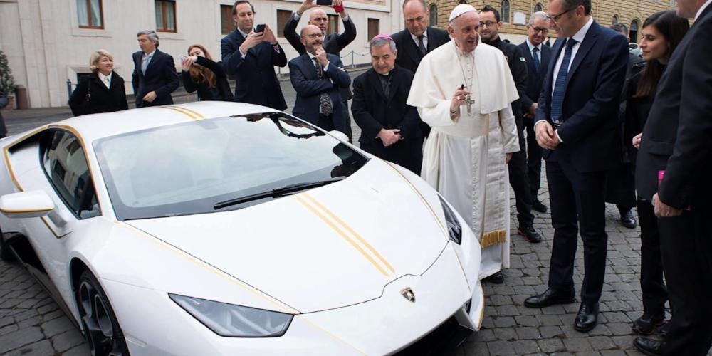 Папа Римский продаст свой Lamborghini
