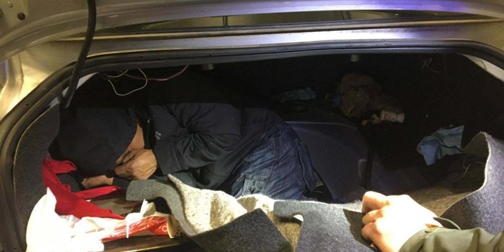Кыргызстанец пытался в багажнике провезти узбекистанца через границу