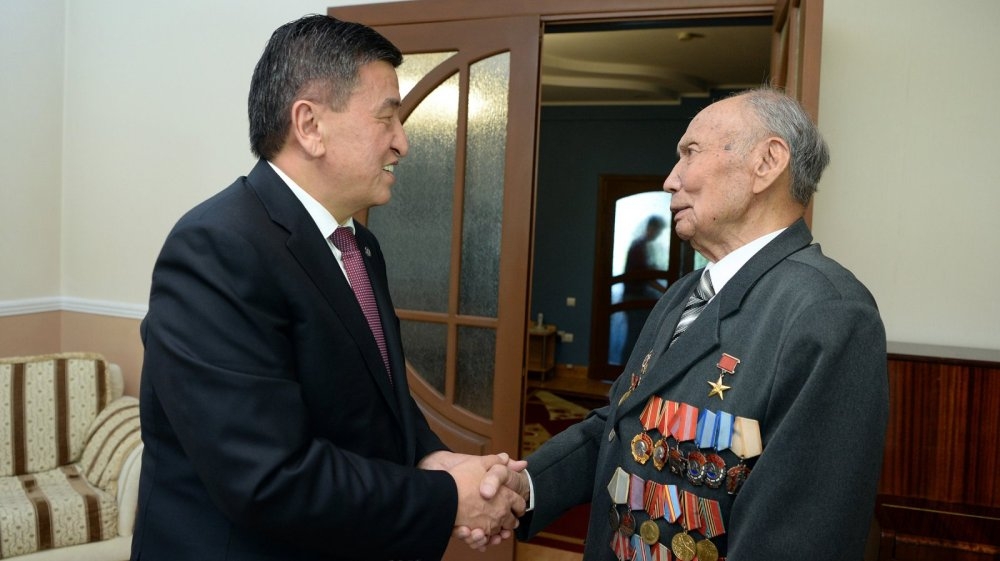 Президент Жээнбеков навестил ветерана Великой Отечественной войны Корчубека Акназарова