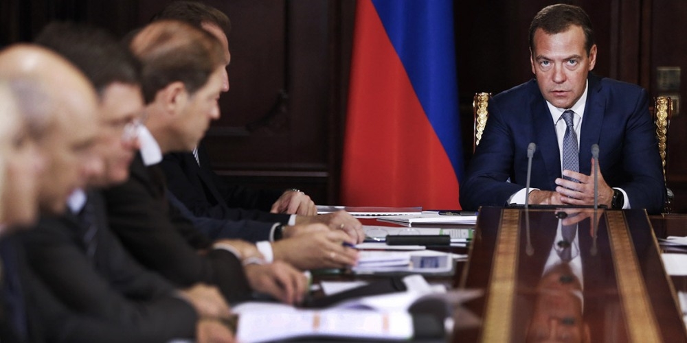 Дмитрий Медведевдин өкмөтү отставкага кетет