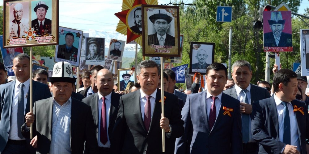На акции «Бессмертный полк» президент Сооронбай Жээнбеков шествует с портретом своего деда