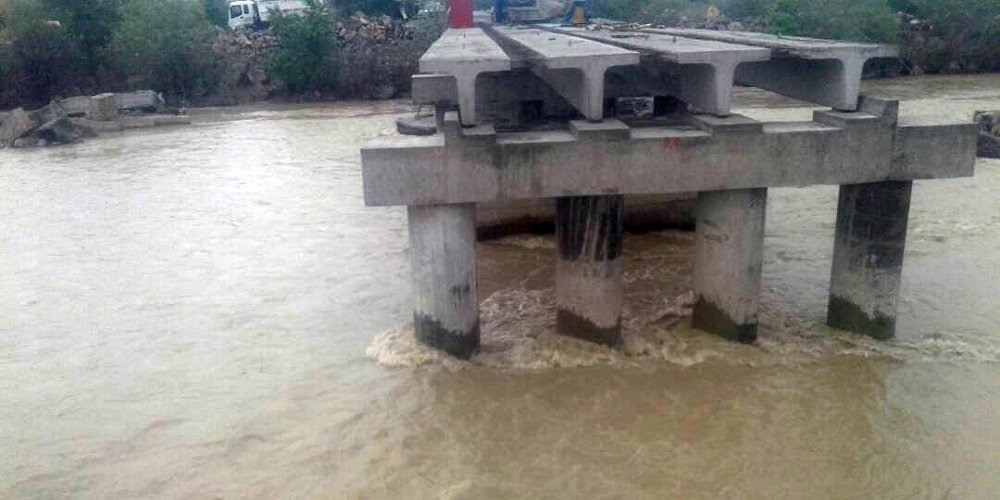 Разрушенный мост на автодороге Ак-Тал - Жогорку Май через реку Нарын восстановят к 25 июня