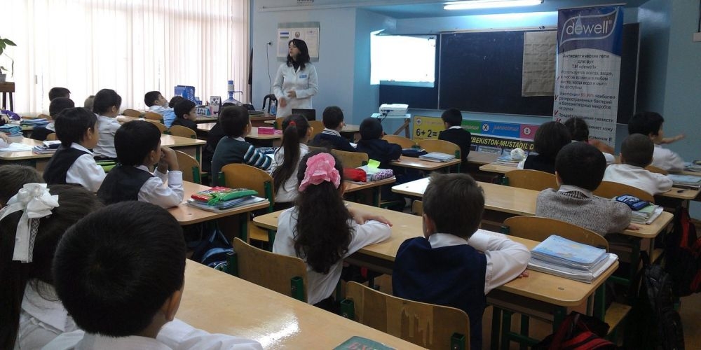 Руководство школы в Узбекистане уволили за «двойки» на лбах детей