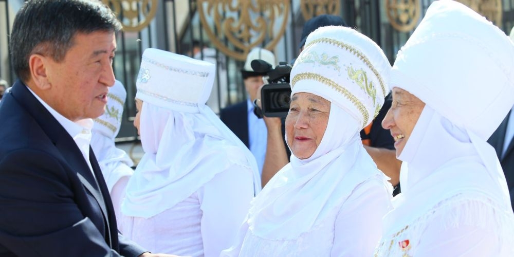 Сооронбай Жээнбеков поздравил женщин Кыргызстана с Днем матери