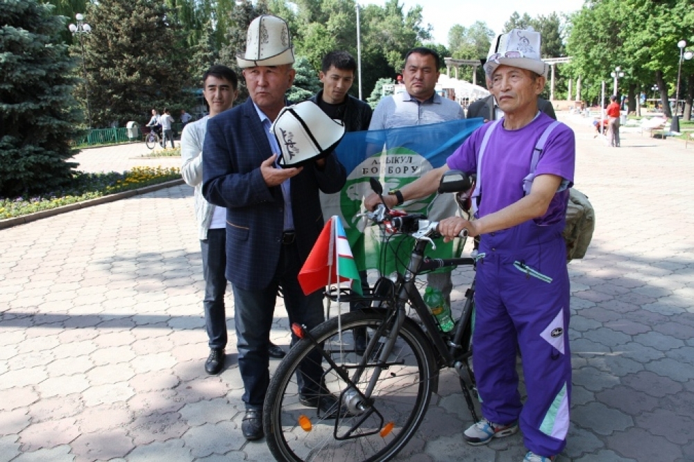 Ветеран спорта и труда Мамыт Таштанов на велосипеде держит путь из Бишкека до Ташкента
