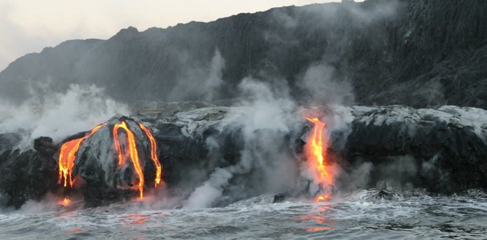 Потоки лавы на Гавайях достигли Тихого океана