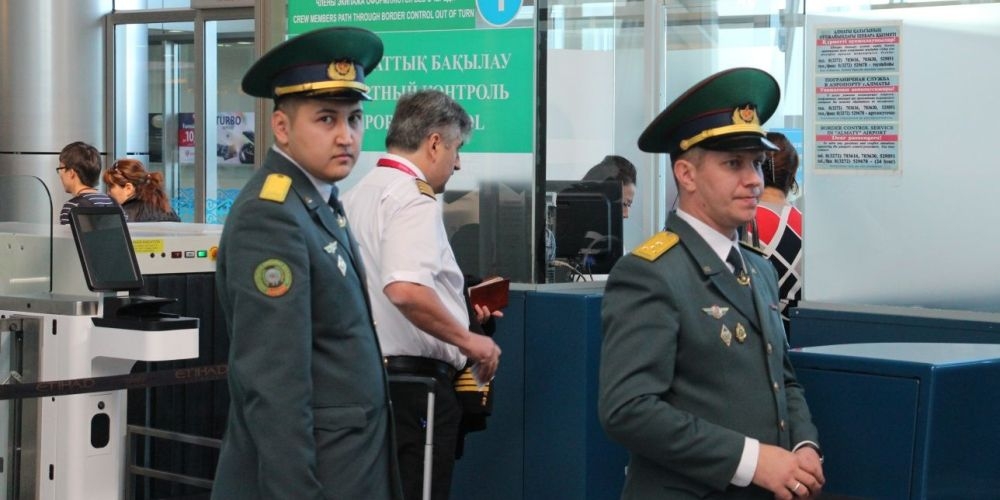 Казак бийлиги аэропортто кыргыз жарандарын кошумча текшерүү боюнча түшүндүрмө берди