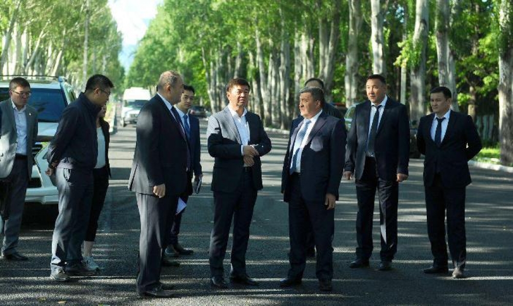 Премьер-министр Мухаммедкалый Абылгазиев ознакомился с ходом реконструкции улиц Бишкека