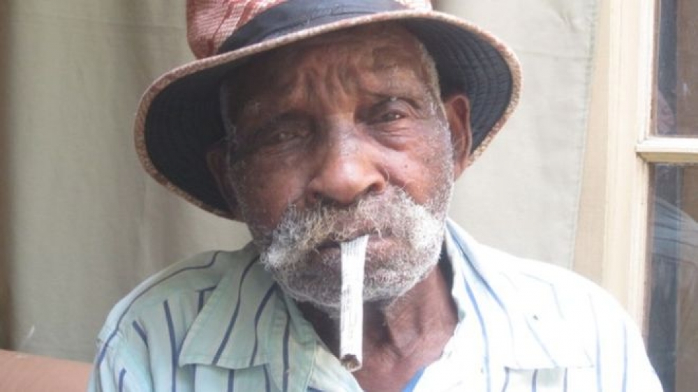 Самый старый житель Южной Африки бросает курить