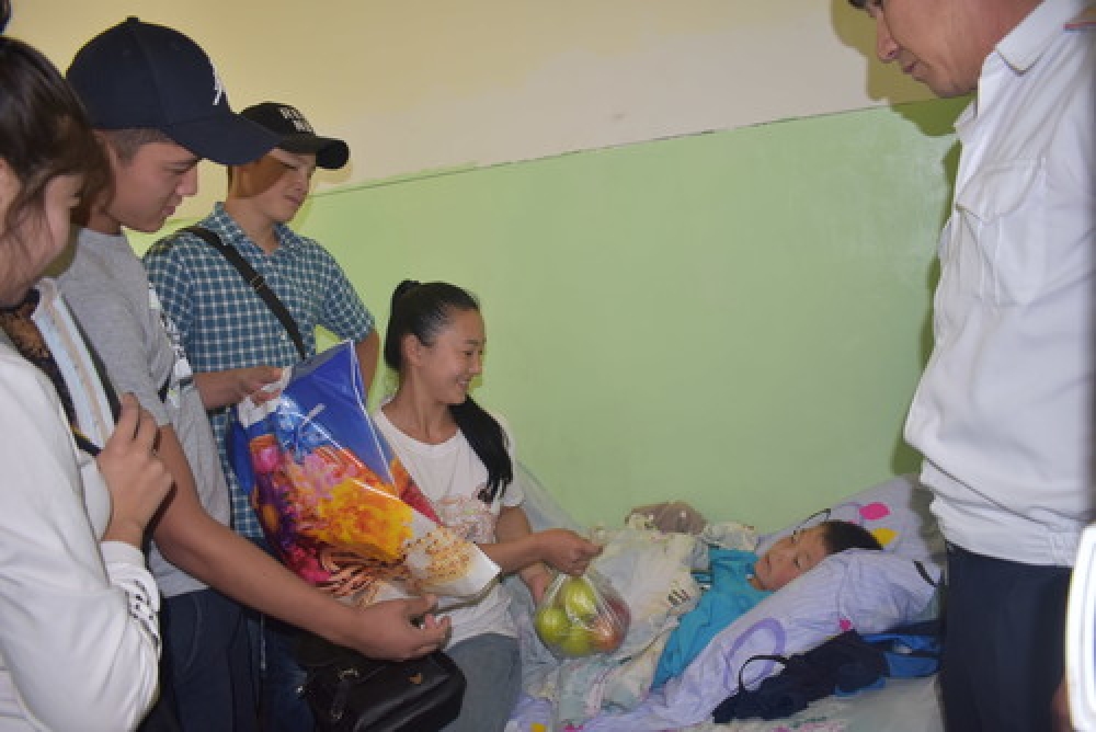 Сотрудники УОБДД и школьники навестили в больнице детей, пострадавших в ДТП
