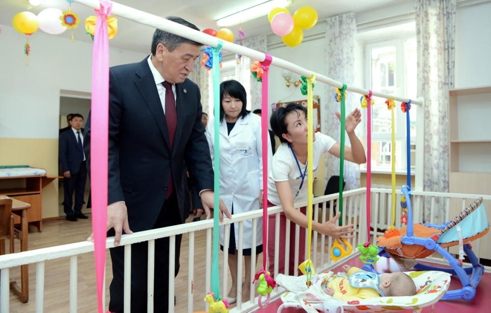 Сооронбай Жээнбеков посетил бишкекский Дом ребенка и передал ему 500 тысяч сомов на ремонт
