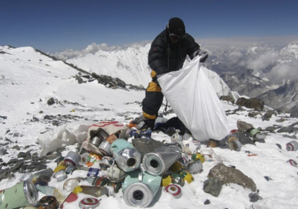 Кытай апрель айынан бери Эверест тоосунан 8,5 тонна таштанды тазалады