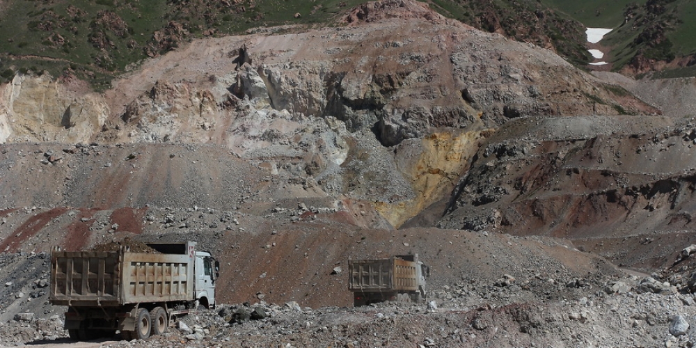 В правительстве КР обсудили вопрос продления срока деятельности рудника Макмал
