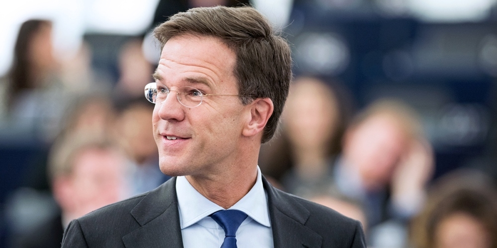 Премьер Нидерландов собственноручно вытер разлитый им в парламенте кофе