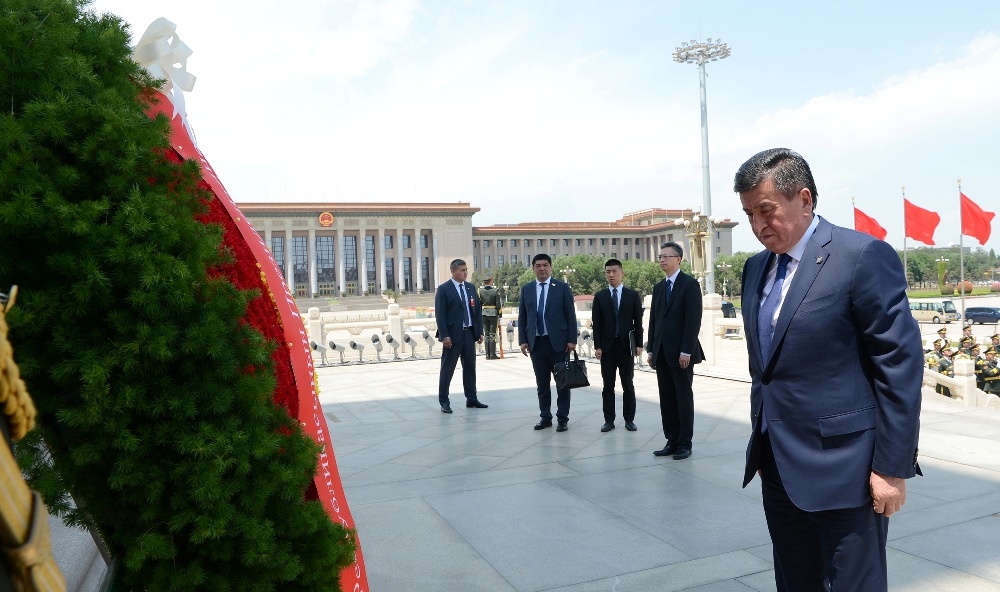 Сооронбай Жээнбеков возложил венок к монументу «Народные герои» в Пекине